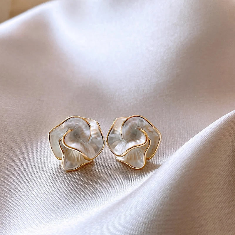Brinco Camélia Branco Elegante