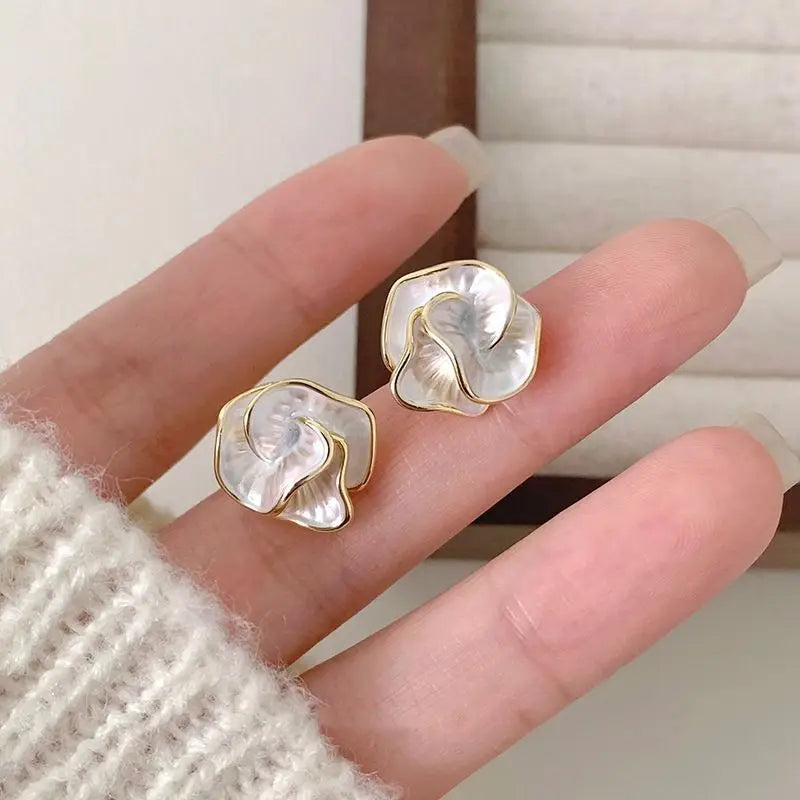Brinco Camélia Branco Elegante